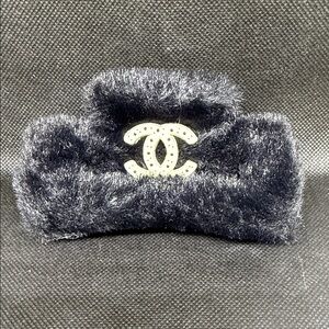 ✅ PRICE IS FIRM ✅ Fashion Black Fur Clip Claw